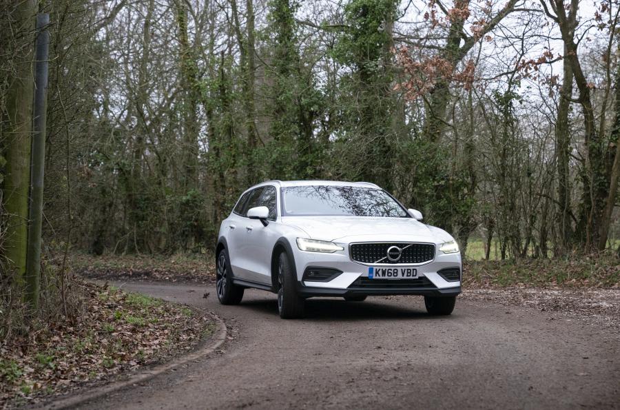  Volvo V60 D4 Cross Country 2019 года  (UK) (фото 8 из 43)